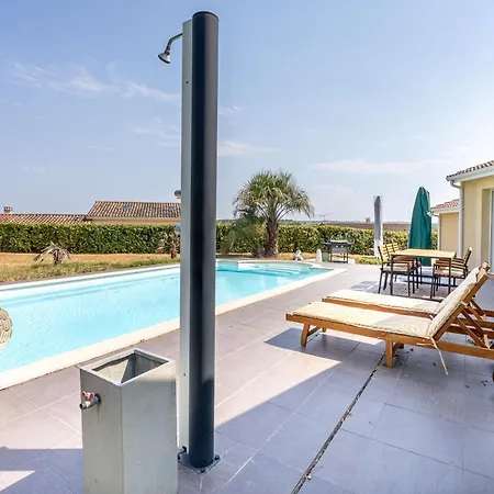 Islea Piscine Clim & A Pied * LʼIsle-Jourdain